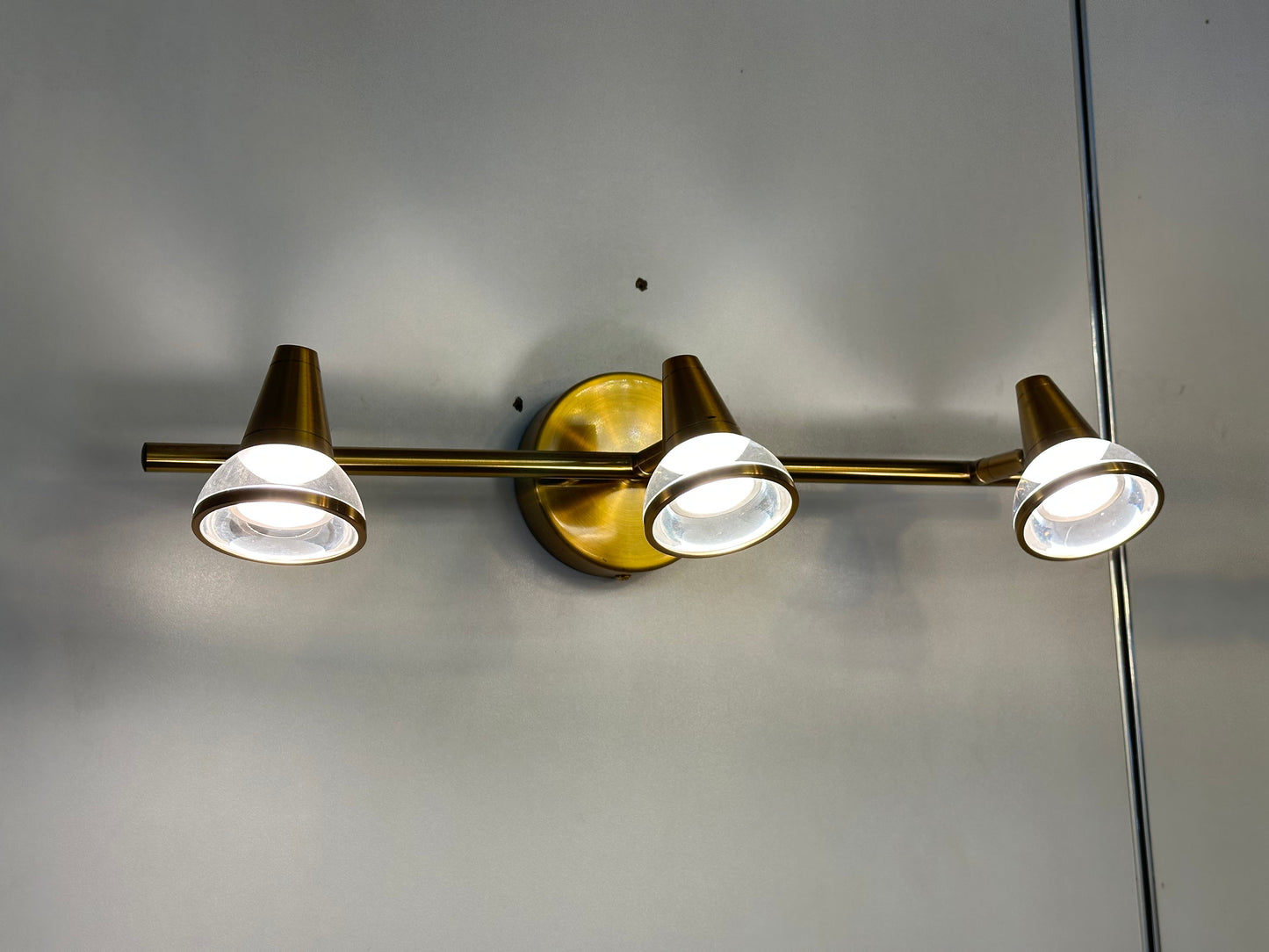 Lightigious™ - 3-Head Vanity Light (SMD LED Strip, Modern & Elegant)