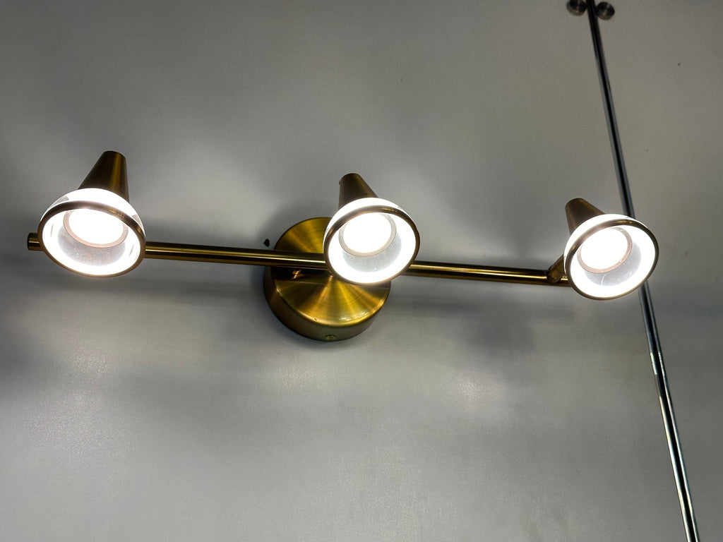 Lightigious™ - 3-Head Vanity Light (SMD LED Strip, Modern & Elegant)