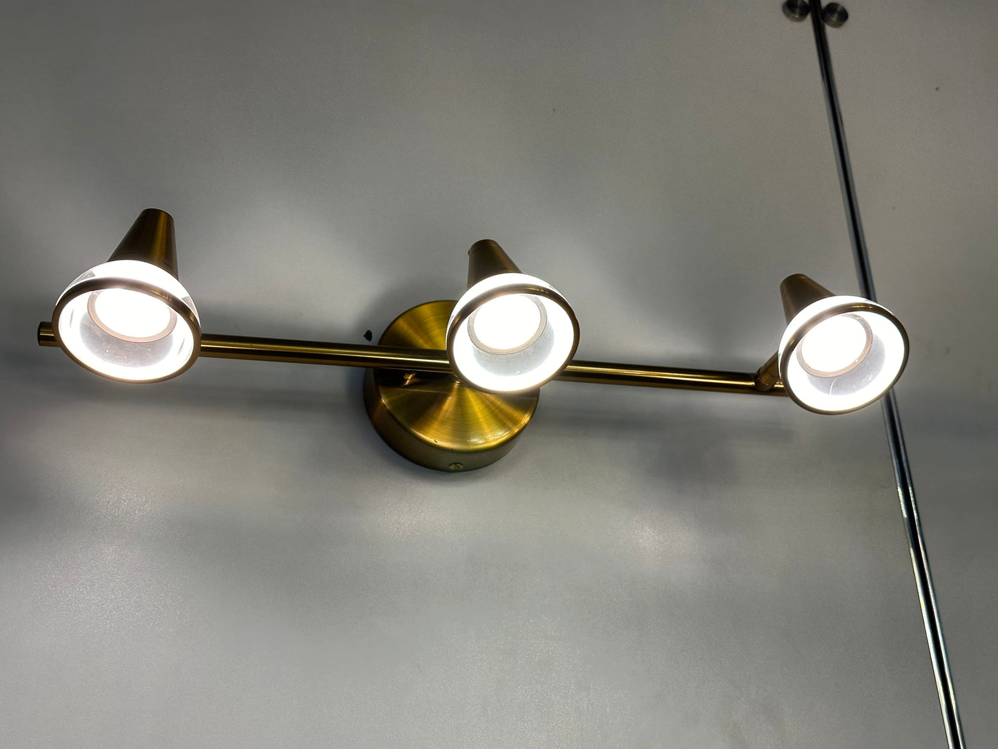 Lightigious™ - 3-Head Vanity Light (SMD LED Strip, Modern & Elegant)