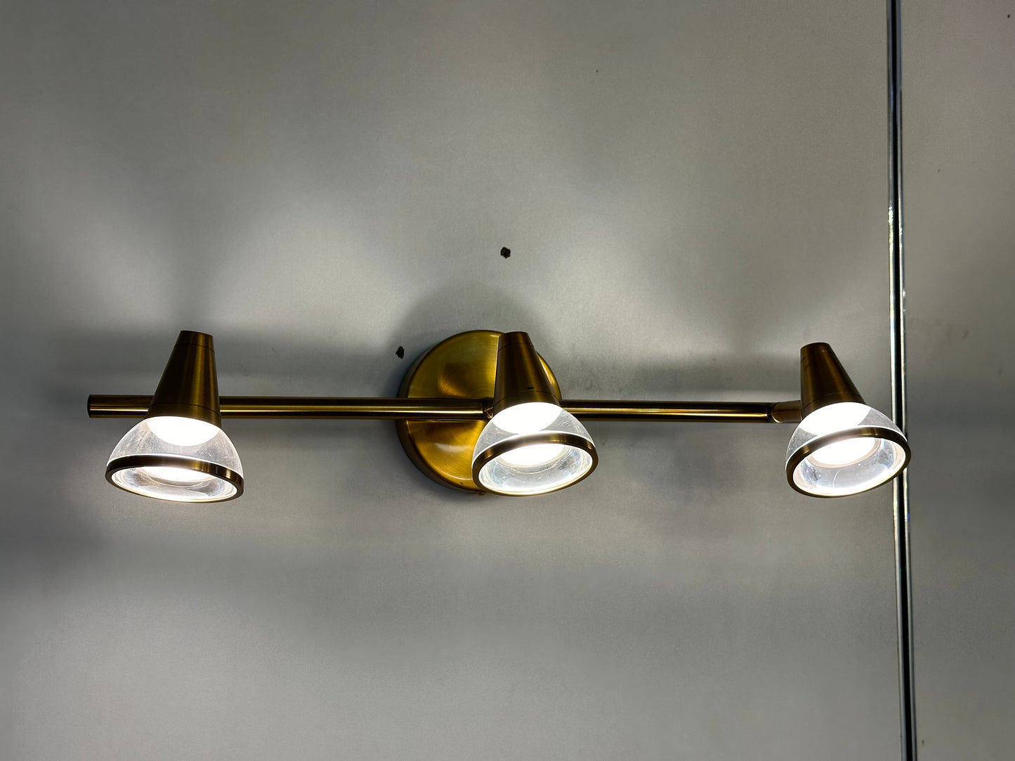 Lightigious™ - 3-Head Vanity Light (SMD LED Strip, Modern & Elegant)